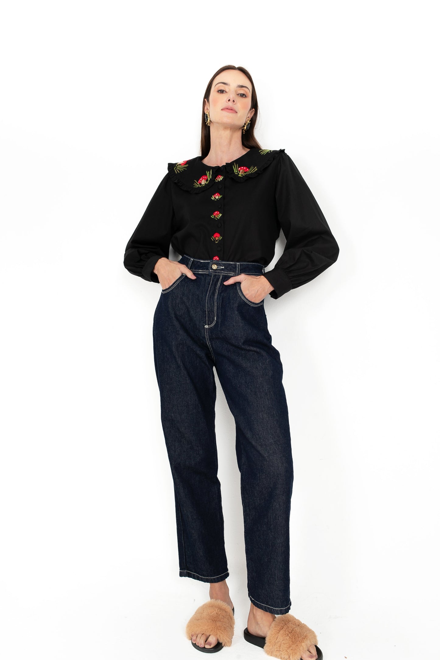 Camisa Cogumelo - Bordada à Mão - preta