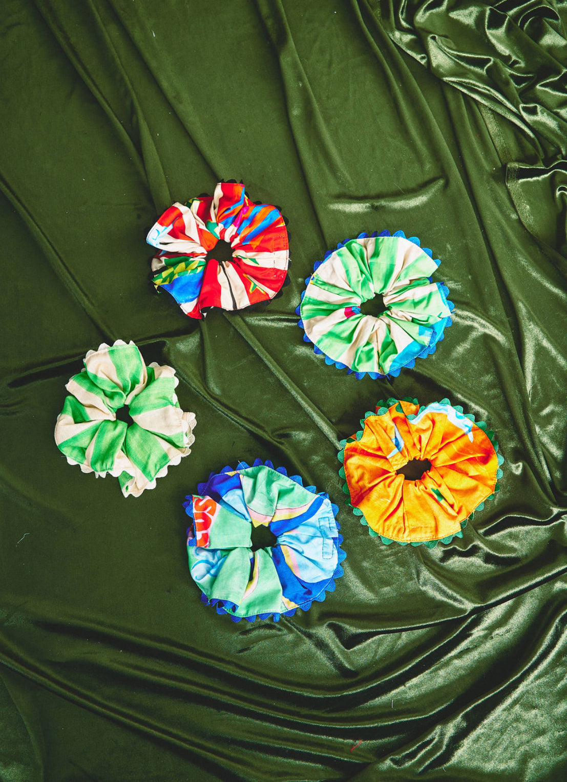 Scrunchie Sianinha Verde - céu laranja